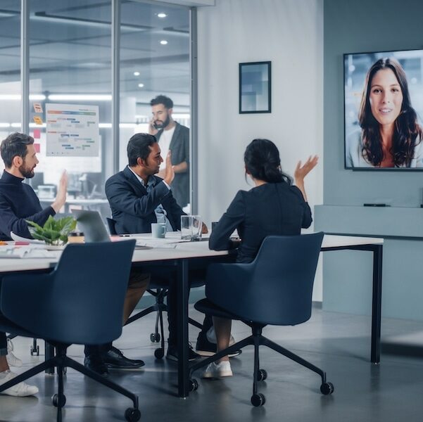 Empresarios en una reunión web con el jefe